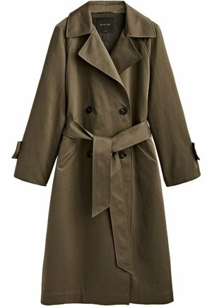 Dobbeltknappet olivengrøn trenchcoat med brede revers, sorte knapper, sidelommer og et matchende stofbælte bundet om taljen.