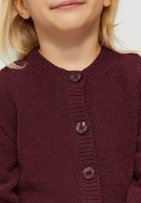 Bordeaux gebreide cardigan met een geribde kraag en voorpformatie, voorzien van drie grote ronde knopen en een gestructureerde stof.