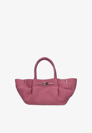 Roze suède handtas met twee hengsels, een zilveren sluiting aan de voorkant en zijdrukknopen die de vorm van de tas verbreden.