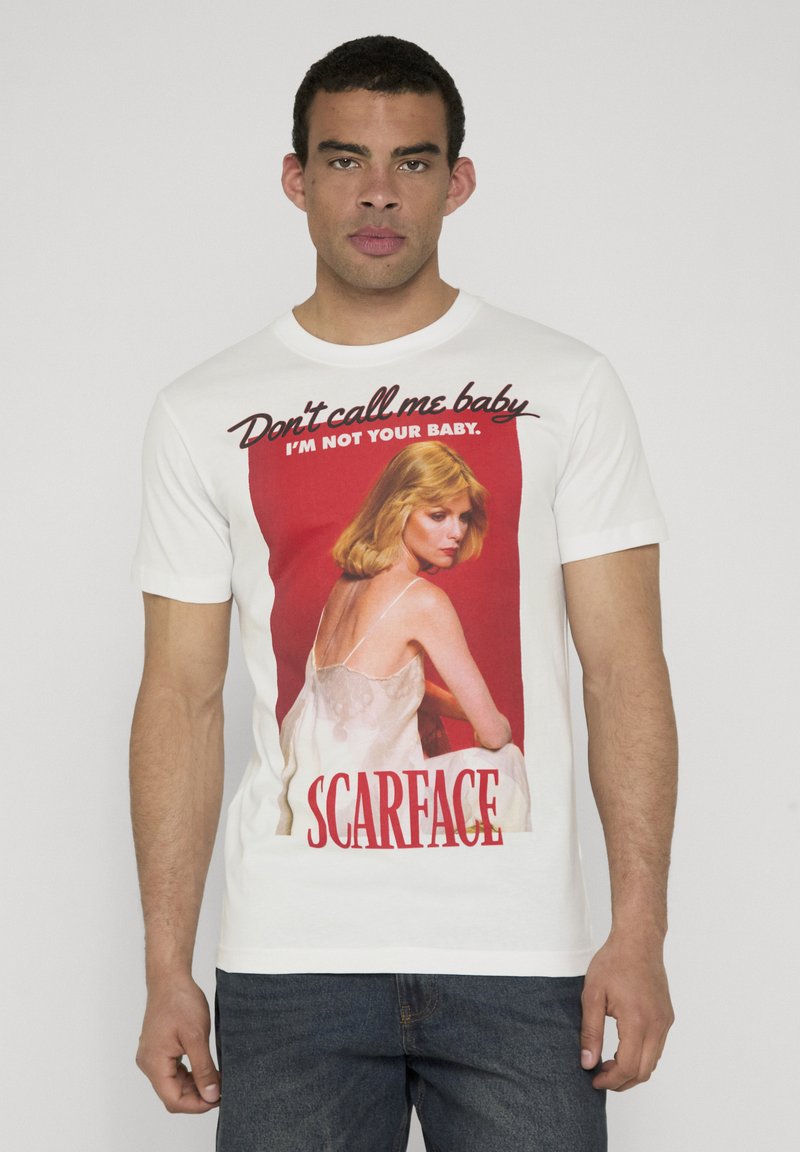 Homme portant un t-shirt blanc avec un motif rouge d'une femme blonde en robe blanche et le texte « Ne m'appelle pas bébé, je ne suis pas ton bébé, Scarface. »
