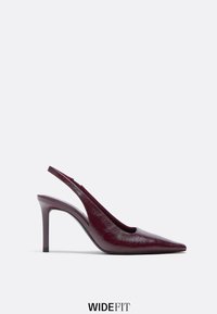Dei tacchi slingback bordeaux con punta affilata, realizzati in materiale testurizzato, con tacco sottile e design con schiena aperta.
