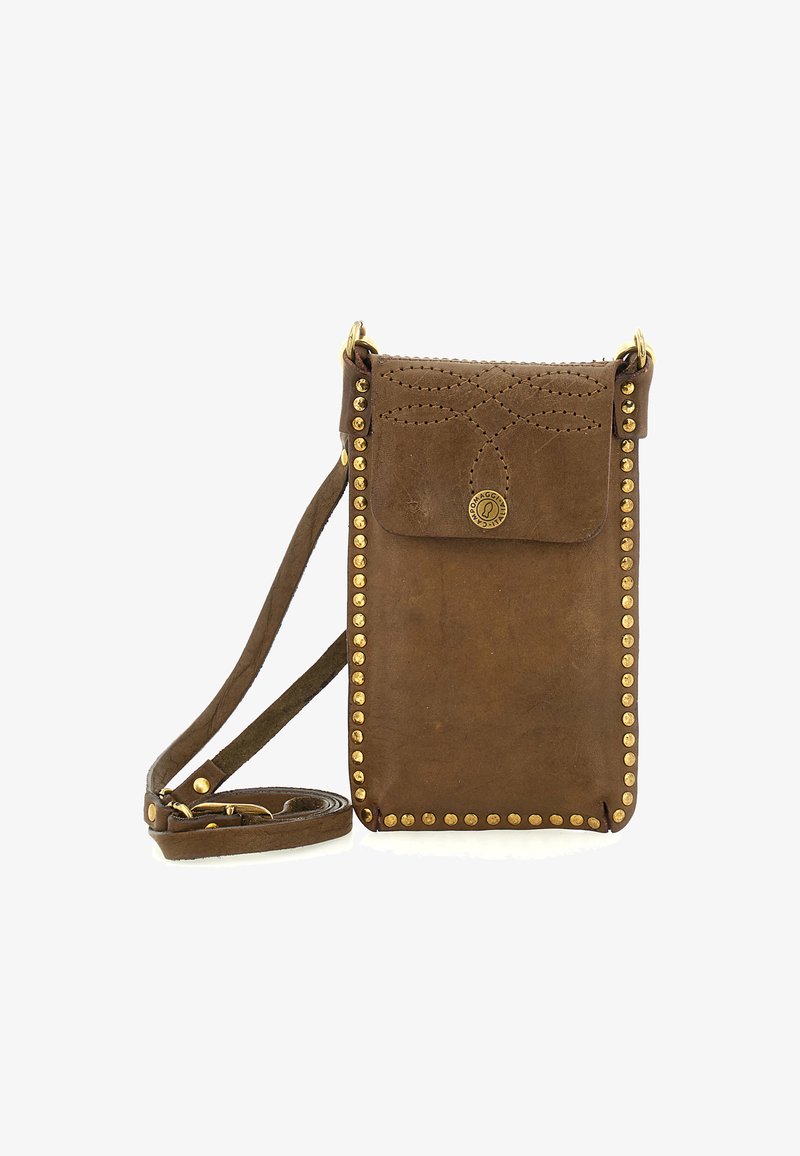 Borsa a tracolla in pelle marrone con borchie dorate lungo i bordi, chiusura a patta superiore, cuciture dettagliate e tracolla regolabile.