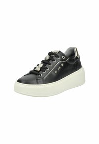 Baskets en cuir noir avec semelle blanche à plateforme, présentant un matériel décoratif, un système de laçage et des détails de surpiqûres contrastants.
