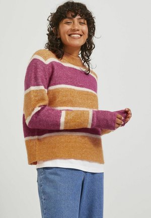 Maglione lavorato a maglia con righe rosa, arancione e bianche, con scollo a girocollo e polsini a coste, realizzato in materiale morbido e testurizzato.