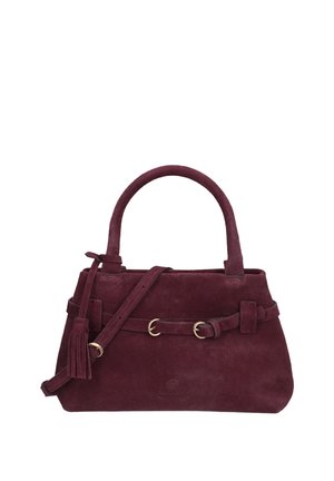 Bordeauxrode suède handtas met enkele bovenste handgreep, decoratieve riem met gouden gespen en aangehechte kwastdetail op witte achtergrond.
