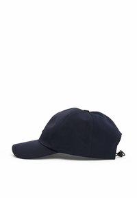 Gorra de béisbol azul marino con visera curvada, hecha de tela suave, con una correa en la parte posterior para un ajuste ajustable.