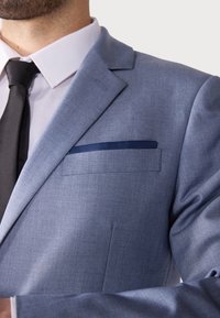 Helles blaues, tailliertes Sakko mit glatter Textur, Reverskragen und slim fit; verfügt über ein dunkelblaues Einstecktuch in der Brusttasche.