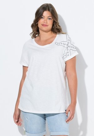 Witte t-shirt met korte mouwen en een ronde halslijn, met een omtrekontwerp van een zee ster op de linkerschouder. Zacht, lichtgewicht stof.