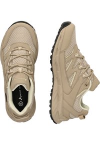 Chaussures de randonnée beiges en matériau mesh et synthétique, avec un corps texturé, une semelle en caoutchouc noir et des accents de talon renforcés.