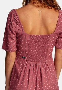 RVCA Freizeitkleid - berry