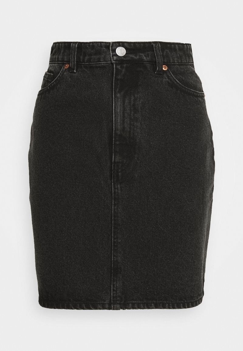 Mini-jupe en denim noire avec boutons sur le devant, passants de ceinture et poches avant, présentée sur fond blanc uni.
