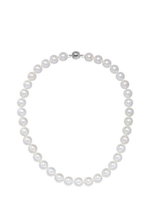 Collana di perle a un solo filo con perle bianche tonde e chiusura magnetica tonda in argento su sfondo bianco.
