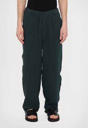 LEISURE PANT - Bukse - timber