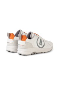 Paire de baskets blanches et orange avec logo "B" gris sur les côtés, languettes de tirage grises, et semelles en caoutchouc texturées, présentées en angle.