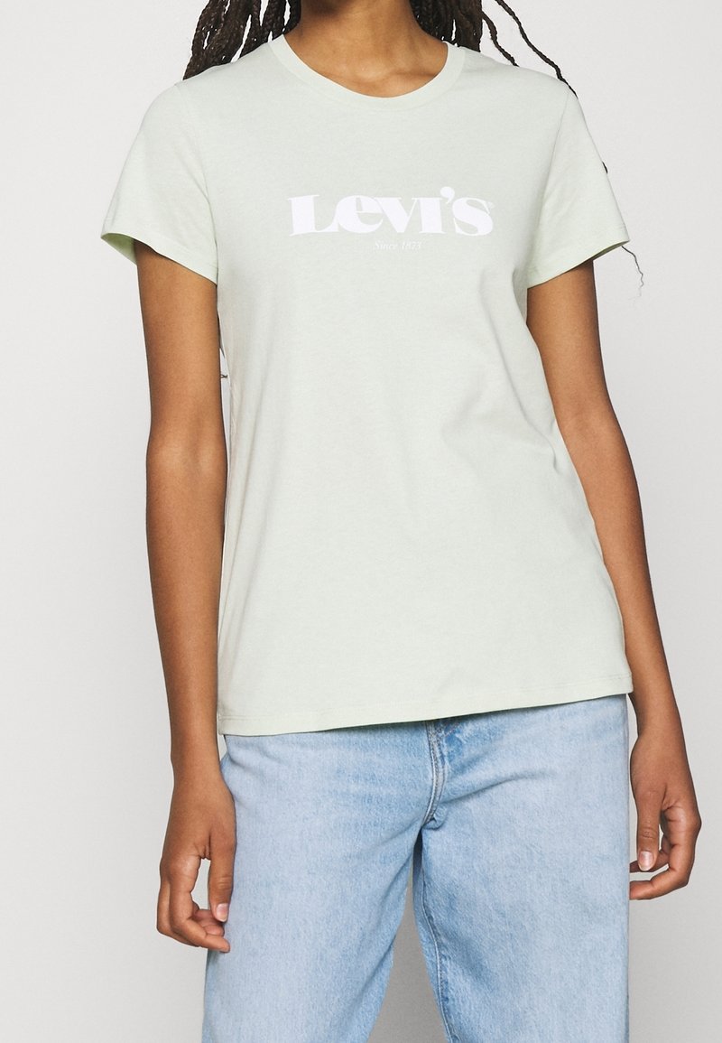 T-shirt di cotone verde chiaro con scollo rotondo classico, maniche corte e un prominente logo bianco "Levi's" sul petto.