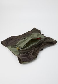 Salomon ACTIVE SKIN 4 GRVL SET UNISEX - Mochila de hidratación - wren/deep lichen green/spicy mustard