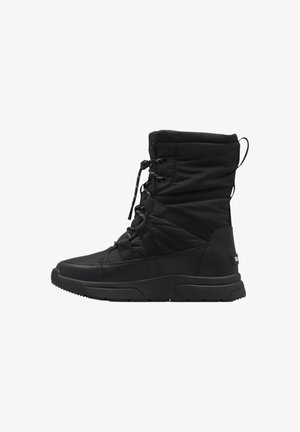 Botas pretas até ao meio da panturrilha com upper em tecido acolchoado, fecho frontal com atacadores, tiras laterais e sola de borracha texturizada.