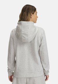 Grå sweatshirt gjord av mjukt tyg, med huva och långa ärmar. Designen har en avslappnad passform och en ribbad kantdetalj.
