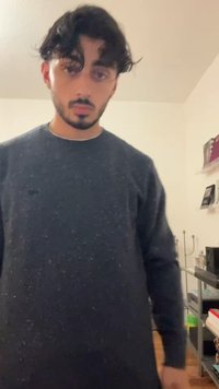 Mørk marineblå genser laget av strikket stoff, med rund hals og subtile prikker gjennom hele. Jevn tekstur med ribbestrikkede mansjetter.