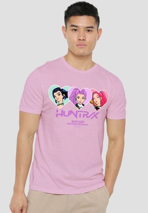 NETFLIX, KPOP DEMON HUNTERS HUNTRIX HEARTS - Print T-shirt - pink