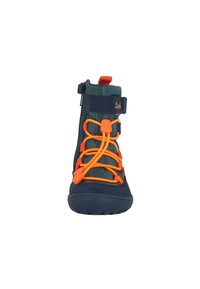 Marineblaue Stiefel mit orangefarbenen Akzenten, ausgestattet mit einem Reißverschluss und elastischen Schnürsenkeln. Hergestellt aus strukturiertem Stoff und Gummisohle, entworfen für Stabilität.