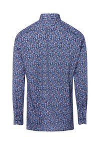 Koszula z długim rękawem w granatowej bazie z wielokolorowym wzorem kwiatowym, z niebieskimi i czerwonymi akcentami; z guzikowym kołnierzykiem i prostym dołem.