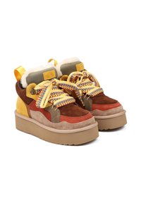 Wielokolorowe sneakersy na platformie, z zamszowej i teksturowanej tkaniny, z jasnobrązową podeszwą, jasnosłonecznymi sznurowadłami w wzory oraz miękką podszewką.