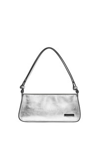 Silberne Lederhandtasche mit glatter Textur, rechteckiger Form und schmalem schwarzen Träger; verfügt über ein kleines schwarzes Akzentlabel.