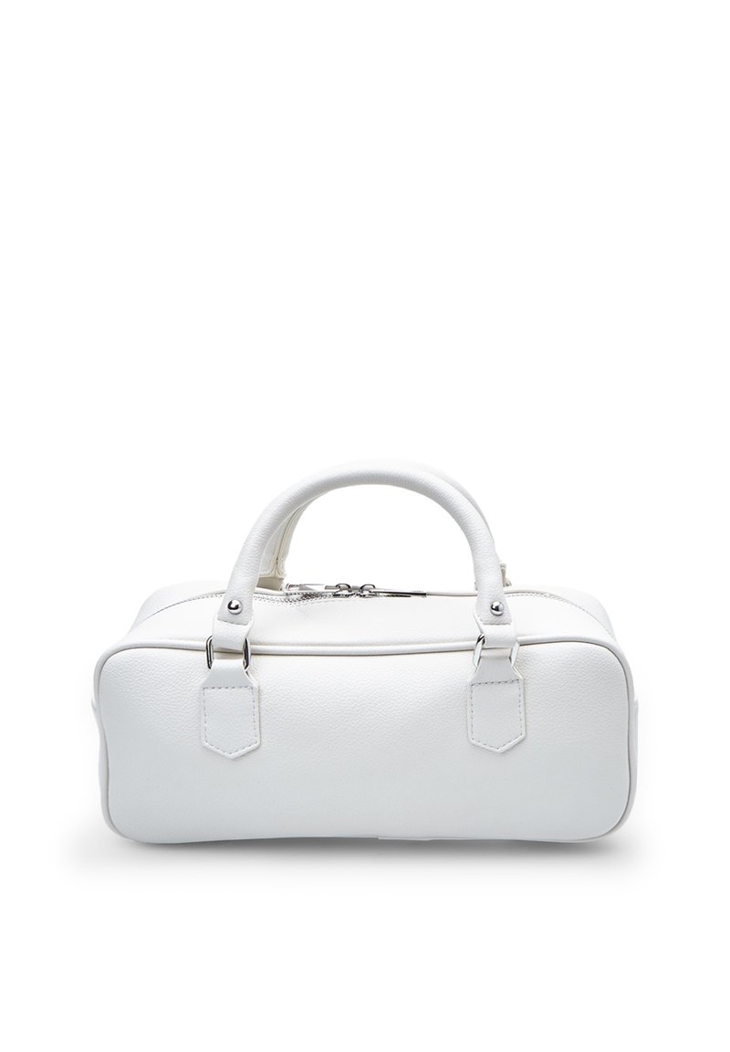 Sac à main en cuir blanc avec des poignées arrondies, de forme rectangulaire et des coutures contrastantes. Il dispose d'une fermeture à glissière et d'accents en métal argenté.