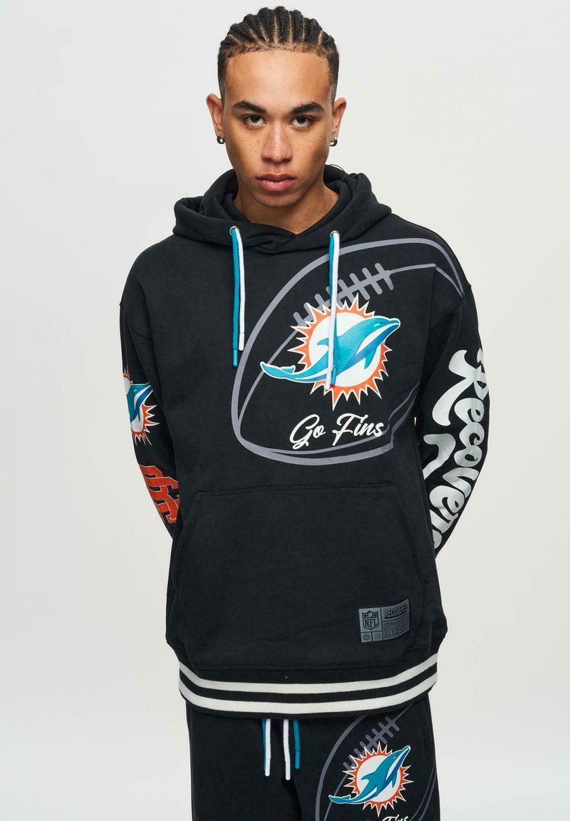 Hoodie noir avec des accents turquoise, présentant un logo de dauphin et un graphique "Go Fins". Manches et ourlet côtelés. Matière douce en polaire.