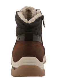 Brązowe zamszowe i materiałowe botki za kostkę z futrzanym wnętrzem, akcentującą klamrą i lekką białą podeszwą. Teksturowana cholewka z wspierającą konstrukcją.