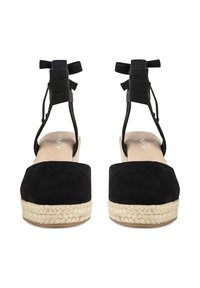 Czarne espadryle na klinie zamszowe z platformą pokrytą jutą, wyposażone w czarną wstążkę do zawiązywania wokół kostki dla pewnego mocowania.
