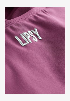 Lila Stoff mit glatter Textur und dem silbernen metallischen "LIPSY"-Logo, das deutlich sichtbar ist. Einfaches Design und saubere Nähte.
