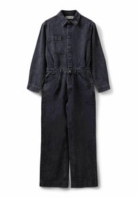 Sötét indigókék farmer overall, galléros nyakkal, gombzárással, mellzsebbel, hosszú ujjakkal és széles, egyenes lábakkal.