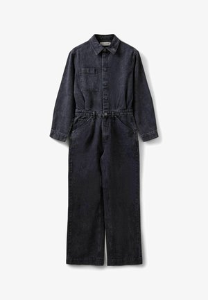 Mono de mezclilla en índigo oscuro con cuello tipo camisa, cierre de botones, bolsillo en el pecho, mangas largas y piernas rectas anchas.