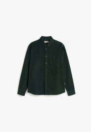 Chemise en velours côtelé vert foncé avec un col à boutons, manches longues, poche poitrine sur le devant et boutons verts. Tissu texturé avec un léger éclat.