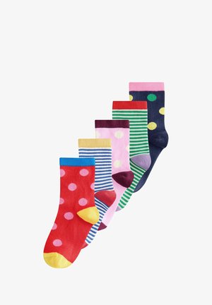 Fünf bunte Socken mit verschiedenen Mustern, darunter Punkte und Streifen, diagonal auf weißem Hintergrund angeordnet.