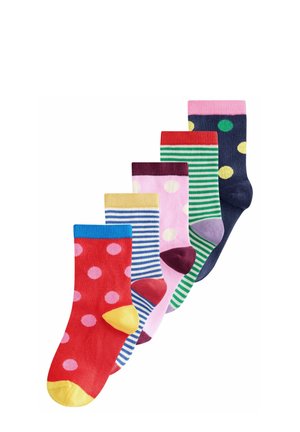 Set aus fünf Socken mit verschiedenen Mustern: rot mit pinken Punkten, blau mit Streifen, pink mit Punkten, grün mit Streifen und navy mit gelben Punkten.