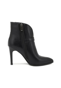 Bota de cuero negro para tobillo con punta afilada, tacón alto de aguja, cremallera lateral y un detalle de tira horizontal. Textura suave en toda la superficie.