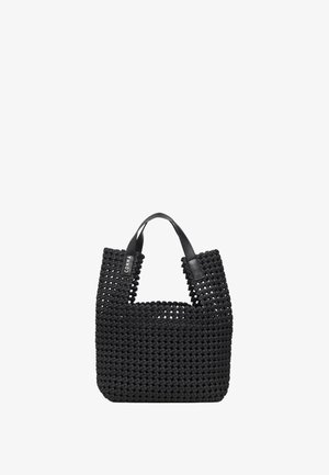 Czarna pleciona torba na ramię z krótkimi czarnymi skórzanymi uchwytami i małą metką marki „Comma” na jednym uchwycie.