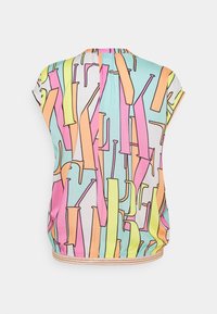 Blusa corta de manga corta y colorida con un patrón abstracto repetido en rosa, amarillo, verde y azul sobre un fondo blanco. Dobladillo elástico.