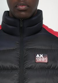 Armani Exchange Pūkinė striukė - deep navy/haute red/off white