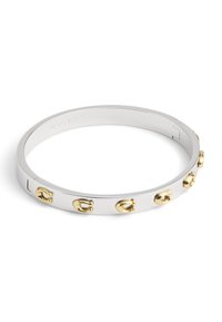 Bracciale in argento con accenti dorati caratterizzato da una finitura liscia e sei dettagli decorativi in metallo dorato uniformemente distribuiti attorno all'anello.