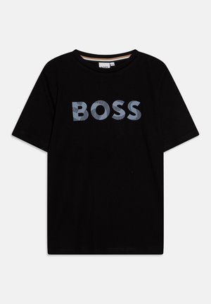 Zwart T-shirt met korte mouwen en ronde hals, met "BOSS" in grote blauwe letters op de borst gedrukt.