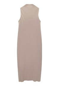 Vestido maxi de canalé sin mangas en color beige claro, con un escote alto y una silueta recta, con un acabado suave y texturizado.