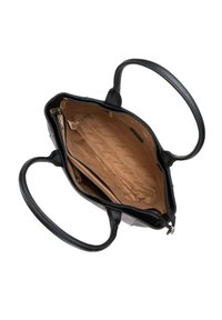 Borsa tote in pelle nera con un ampio interno beige, dotata di una tasca interna e una chiusura con zip. Le maniglie sono lisce e arrotondate.
