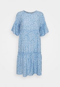 Blommig klänning i blått med korta volangärmar, lagerdesign och rund halsringning. Tyget har små vita och mörkblå blommor.