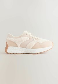 Baskets en beige clair avec une tige en molleton texturé, des accents synthétiques lisses, une semelle intermédiaire à motifs blancs et une semelle extérieure en caoutchouc couleur gomme.