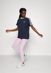 adidas Sportswear ESSENTIALS 3 STRIPES  - Potiskana majica - legend ink/white