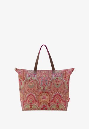 Grote draagtas van levendig roze stof met ingewikkelde bloemenpatronen, bruine leren handvatten en een verstevigde rits sluiting.